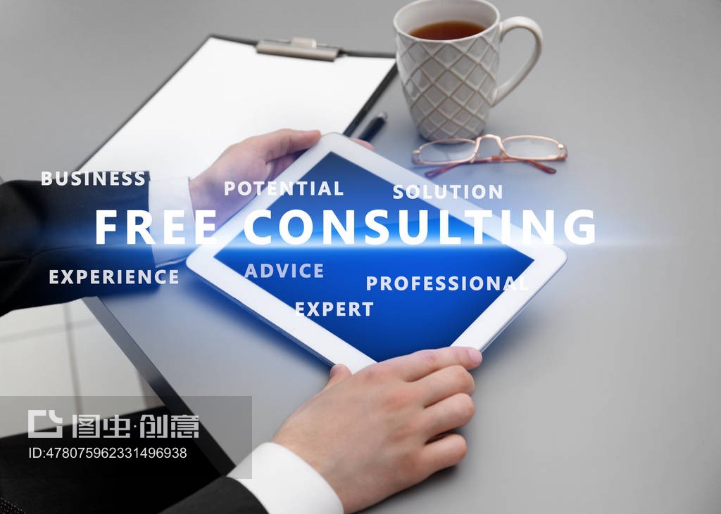 辦公室用平板電腦工作的人。咨詢服務理念Man working with tablet in office. Consulting service concept