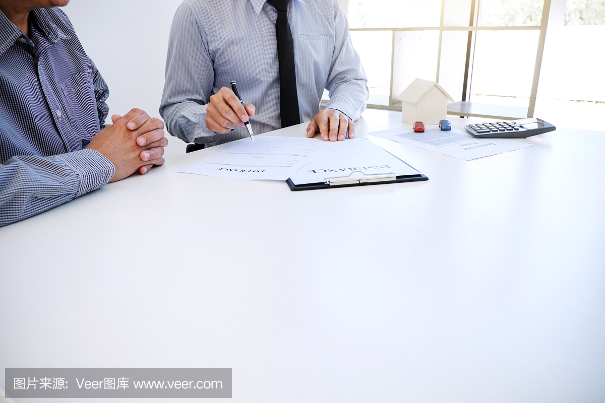 汽車和房屋保險的概念,經紀人向客戶提出和咨詢決策簽訂保險表格協議,房屋和房屋模型